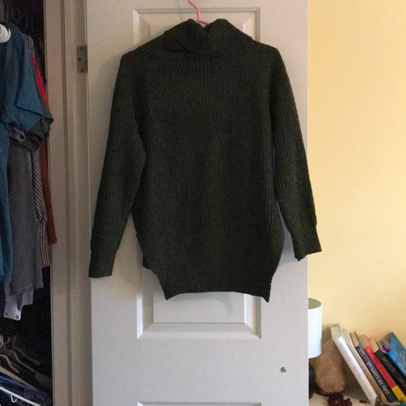 Green Turtle Neck - Picture 2 of 3